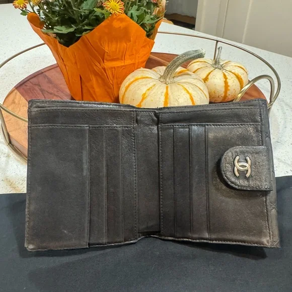 Authentic Vintage Chanel Black Quilted Lambskin Wallet - Picture 8 of 11